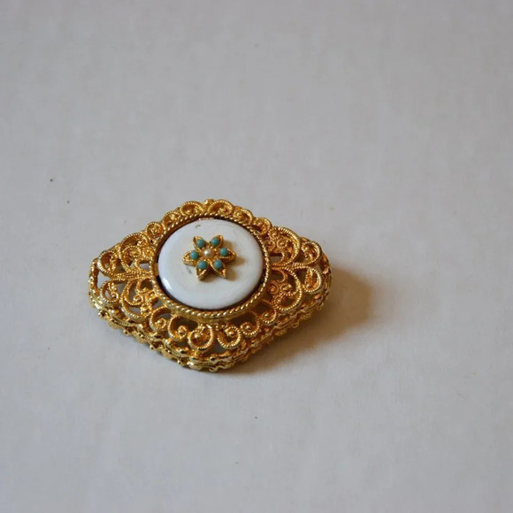 Vtg Brooch with flower  design - Picture 2 of 6